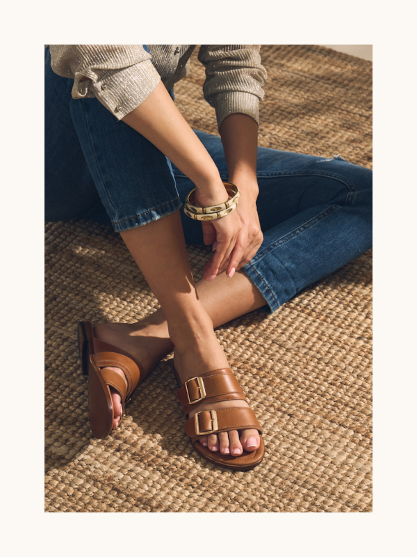 With My Sands | Sandales en cuir | Signature Collecte | Urban Camel | Femme sur un tapis coco portant un jean denim avec gold bijoux